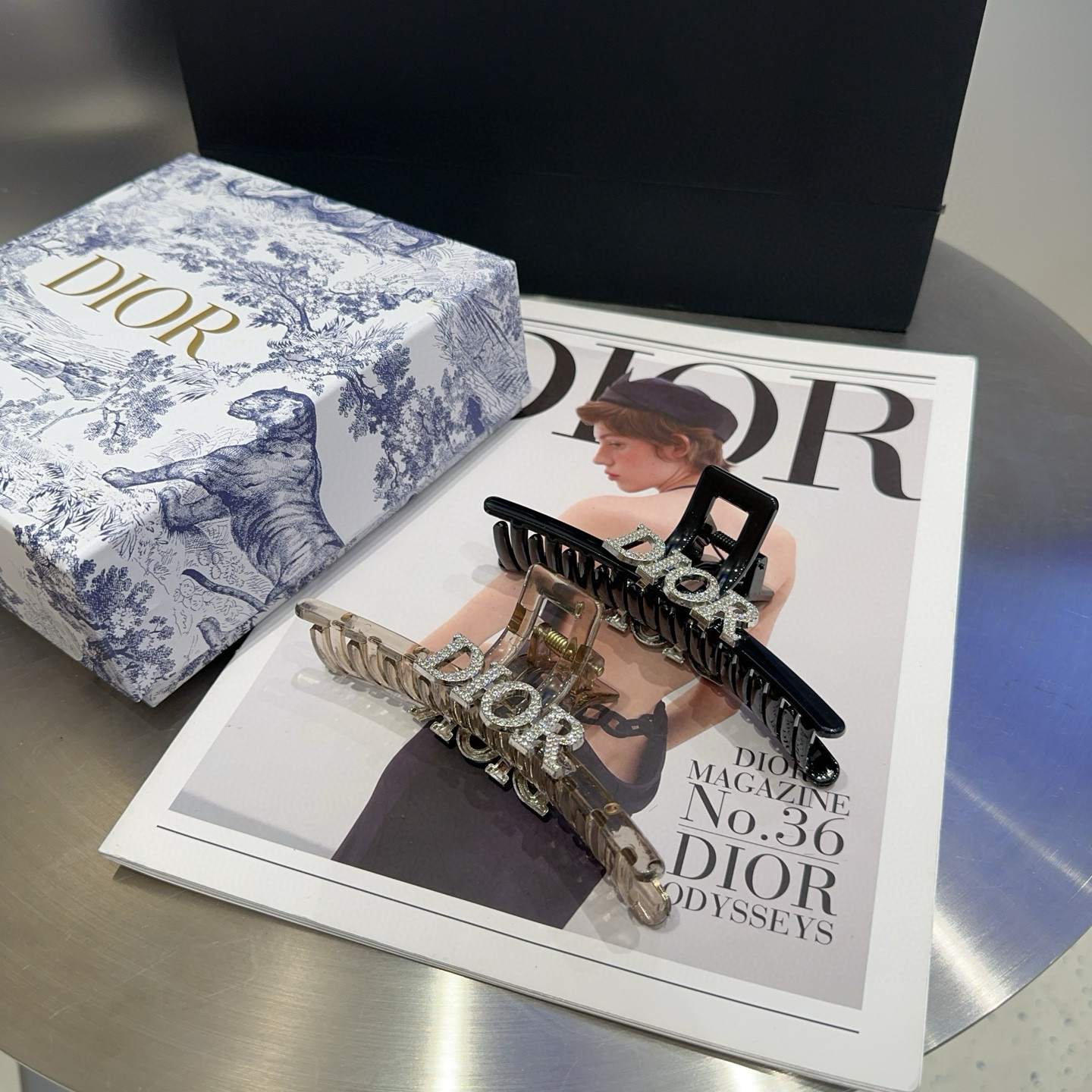 NO:301535,With packaging box Dior's new D-home clip, fashionable and versatile, simple and practical, super good-looking!  A must-have hairpins, hairpins, dior, dior, dior, hairpins19860909配包装盒 Dior（迪奥）新款D家抓夹,时尚百搭,简单实用 超级好看！小姐姐必备发夹,发夹,dior,dior,dior,hairpins,accessory