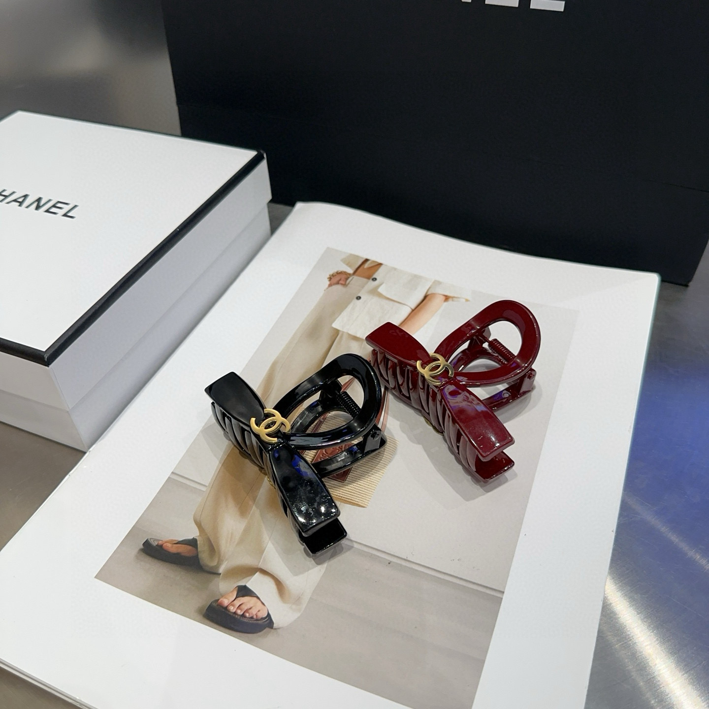 NO:301538,P with packaging box Chanel's latest small fragrance clip.  Super good looking!  A very famous lady style, a must-have for a little fairy... Hairpins, hairpins, chanel, chanel, hairpins19860909P 配包装盒 Chanel (香奈儿)最新款小香抓夹．超级好看！名媛范儿十足,小仙女必备…发夹,发夹,chanel,chanel,hairpins,accessory