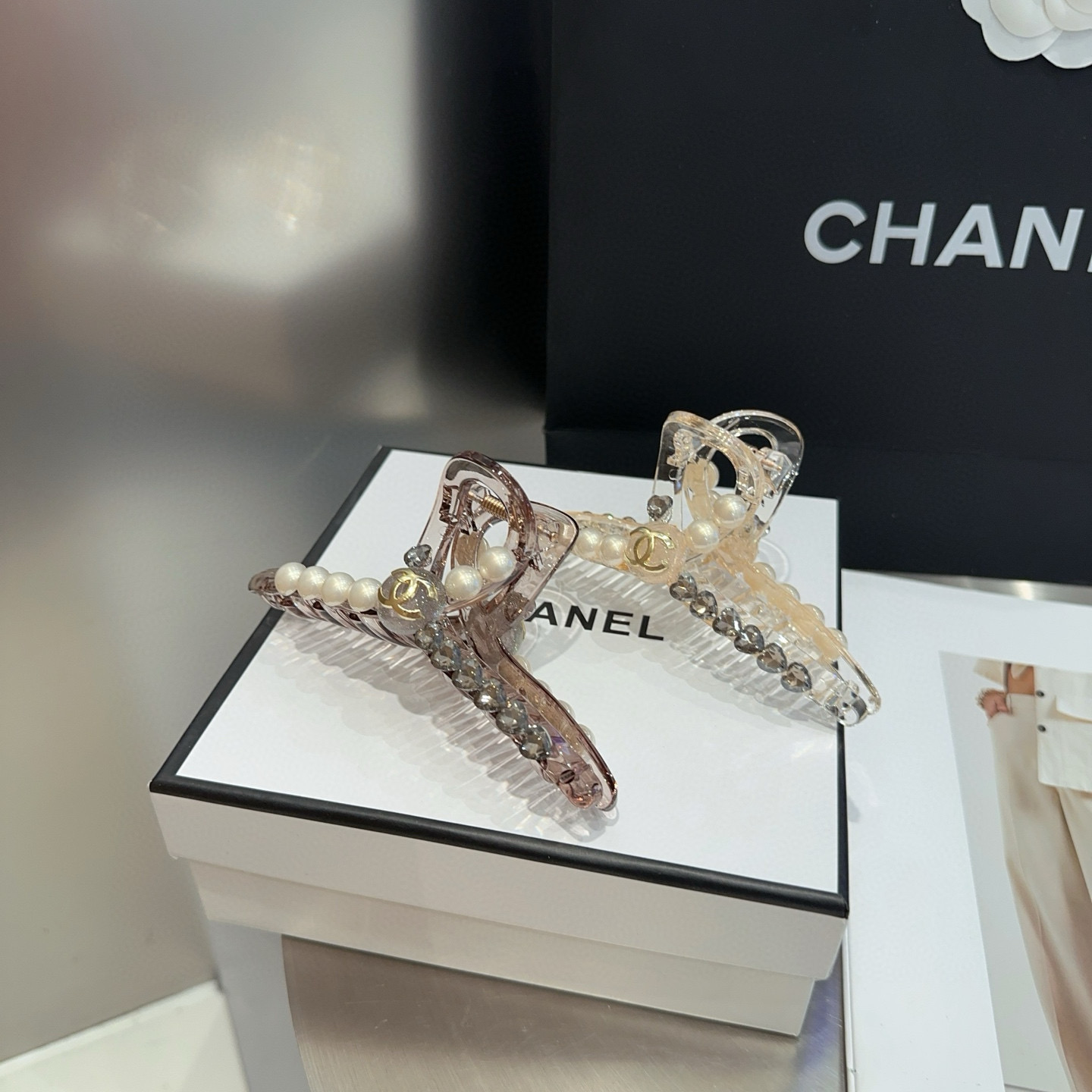 NO:301541,P with packaging box Chanel's latest small fragrance clip, super beautiful!  A very famous lady style, a must-have for a little fairy... Hairpins, hairpins, chanel, chanel, hairpins19860909P 配包装盒 Chanel (香奈儿)最新款小香抓夹,超级好看！名媛范儿十足,小仙女必备…发夹,发夹,chanel,chanel,hairpins,accessory
