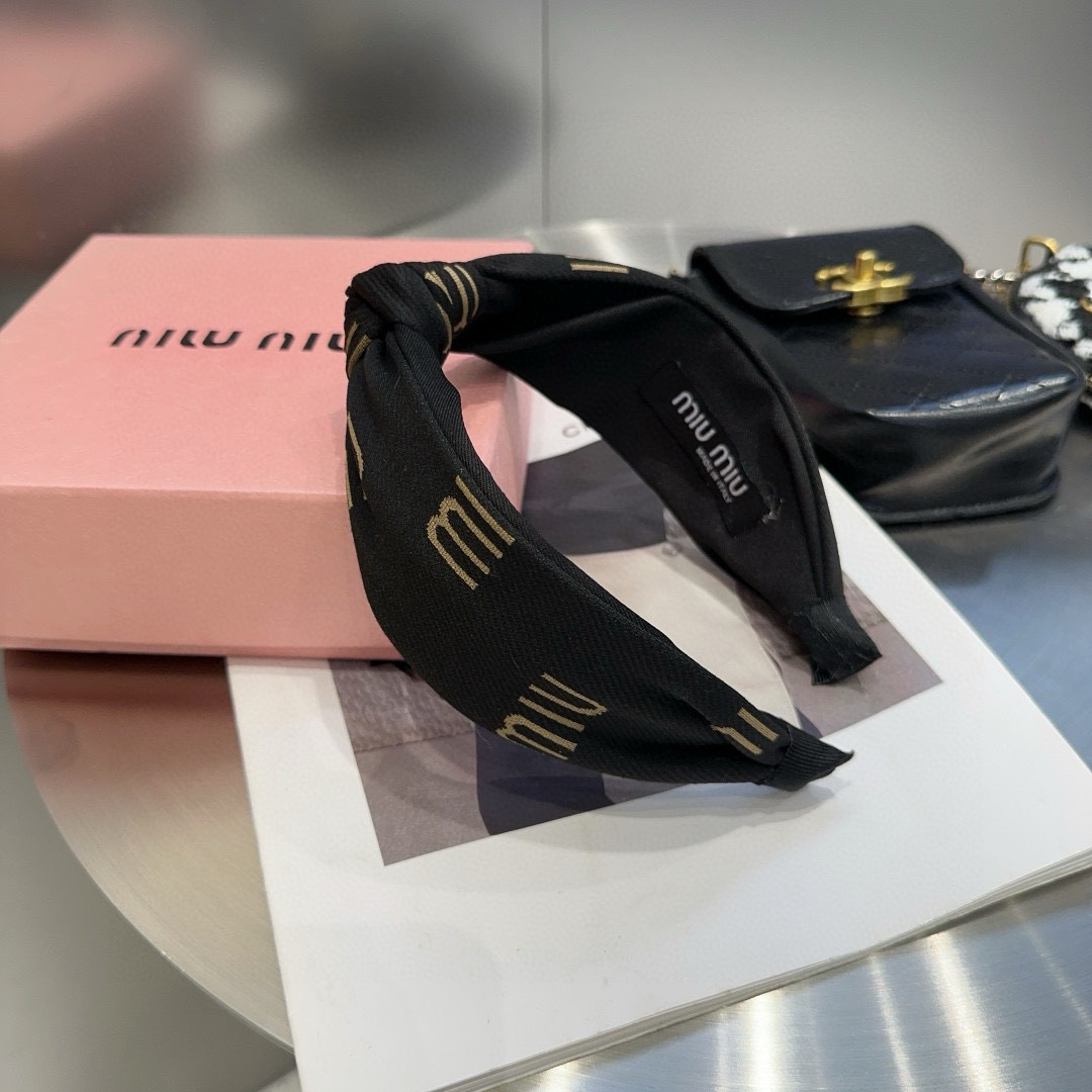 NO:301521,P with packaging box Miumiu's new headband, simple and elegant, practical and versatile, worth buying!  hairpins, hairpins, miumiu, hairpins19860909P 配包装盒 miumiu新款发箍,简单优雅,实用百搭,值得入手！发夹,发夹,miumiu,hairpins,accessory