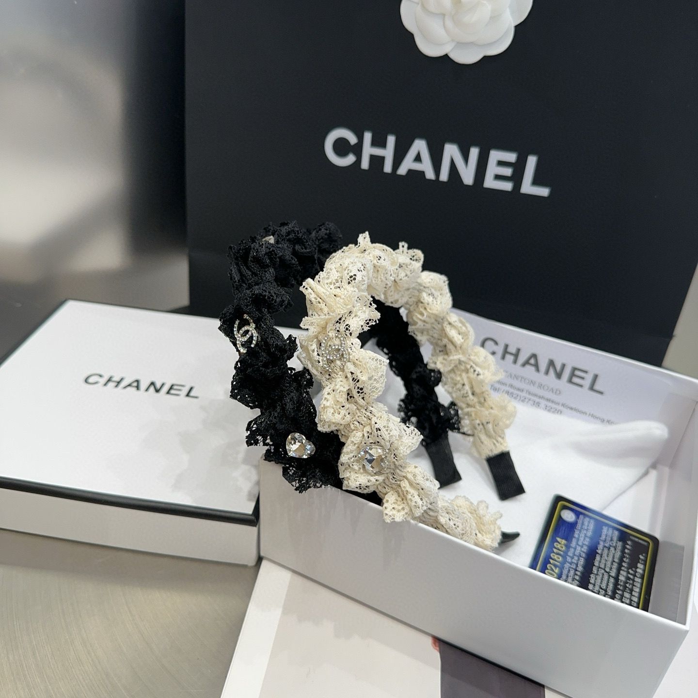 NO:301460,P with packaging box Chanel's latest small fragrant lace headband, super beautiful!  A very famous lady style, a must-have for a little fairy... Hairpins, hairpins, chanel, chanel, hairpins19860909P 配包装盒 Chanel (香奈儿)最新款小香蕾丝发箍,超级好看！名媛范儿十足,小仙女必备…发夹,发夹,chanel,chanel,hairpins,accessory