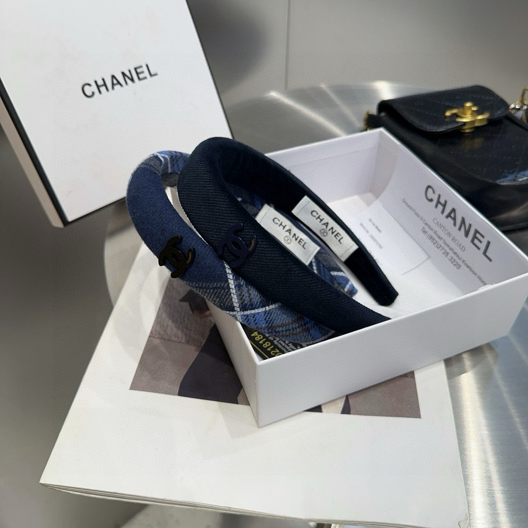 NO:301462,P with packaging box Chanel's latest small fragrant headband, super beautiful!  A very famous lady style, a must-have for a little fairy... Hairpins, hairpins, chanel, chanel, hairpins19860909P 配包装盒 Chanel (香奈儿)最新款小香发箍,超级好看！名媛范儿十足,小仙女必备…发夹,发夹,chanel,chanel,hairpins,accessory