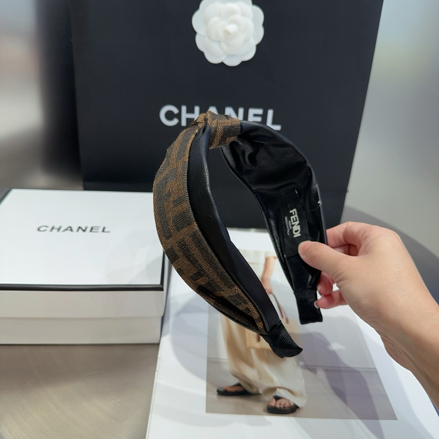 NO:301464,P with packaging box FENDI F headband, retro temperament and beauty, simple and versatile!  The young lady closed her eyes and entered... Hairpins, hairpins, fendi, fendi, hairpins19860909P 配包装盒 FENDI（芬迪）F发箍,复古气质美,简约百搭！小姐姐闭眼入… 发夹,发夹,fendi,fendi,hairpins,accessory