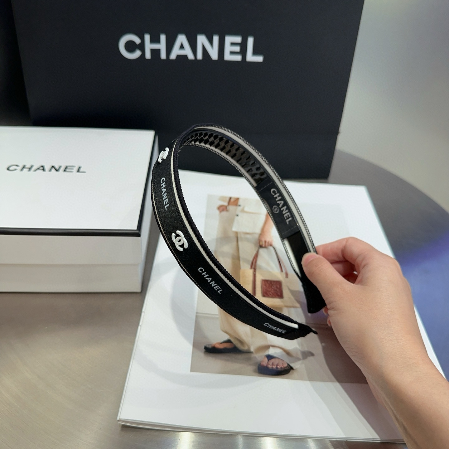 NO:301468,P with packaging box Chanel's latest small fragrant headband, super beautiful!  A very famous lady style, a must-have for a little fairy... Hairpins, hairpins, chanel, chanel, hairpins19860909P 配包装盒 Chanel (香奈儿)最新款小香发箍,超级好看！名媛范儿十足,小仙女必备…发夹,发夹,chanel,chanel,hairpins,accessory