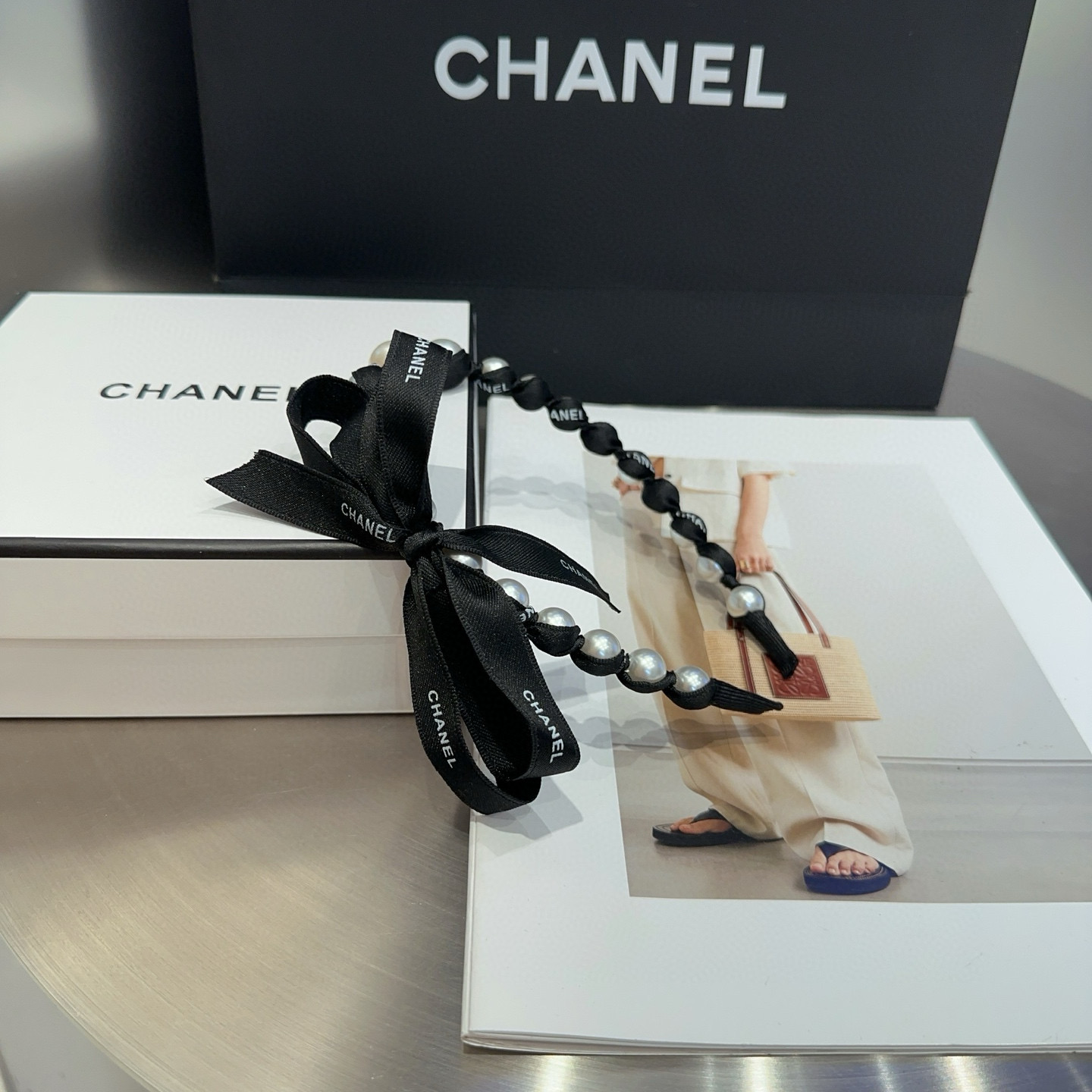 NO:301469,P with packaging box Chanel's latest small fragrant pearl headband, super beautiful!  A very famous lady style, a must-have for a little fairy... Hairpins, hairpins, chanel, chanel, hairpins19860909P 配包装盒 Chanel (香奈儿)最新款小香珍珠发箍,超级好看！名媛范儿十足,小仙女必备…发夹,发夹,chanel,chanel,hairpins,accessory