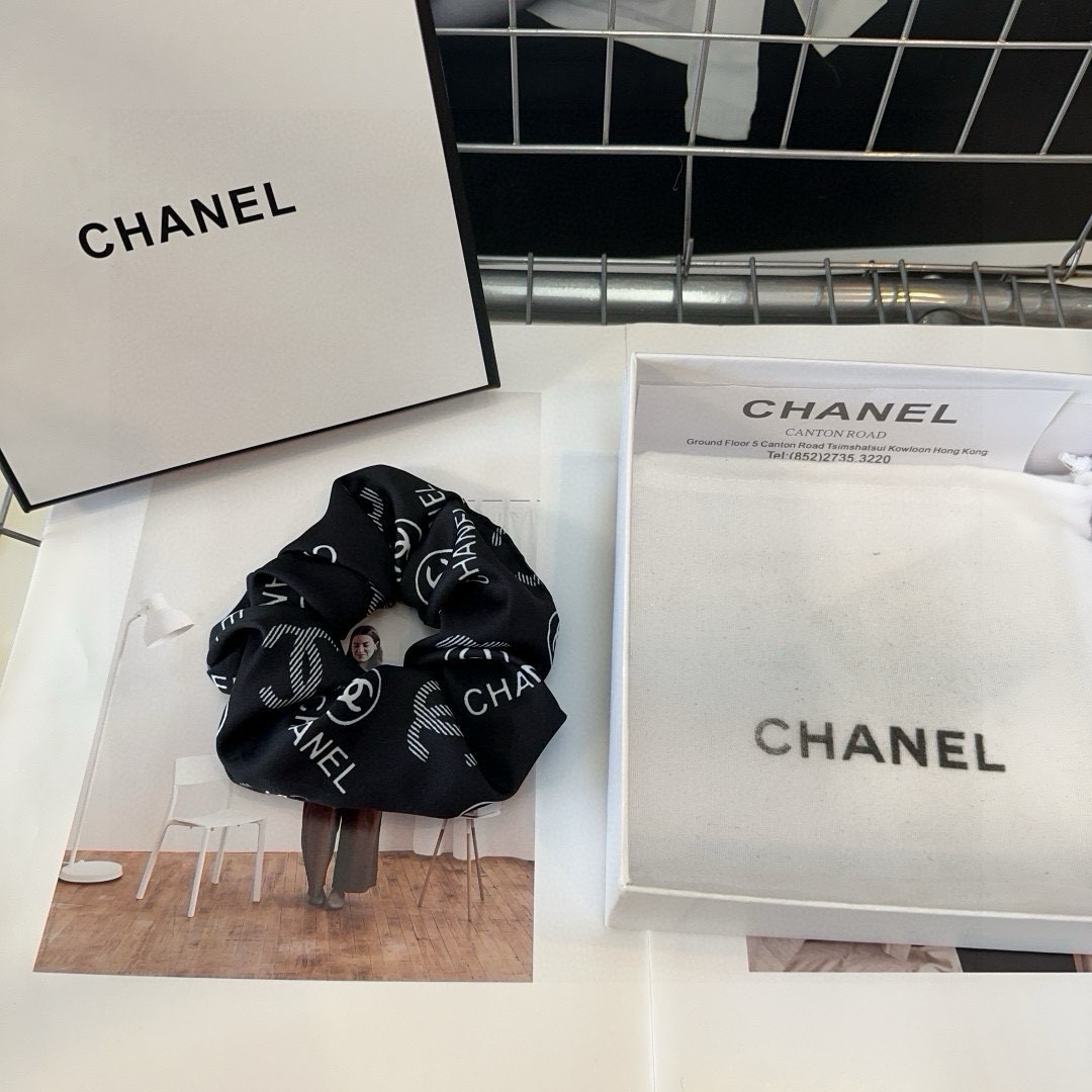 NO:301478,P with packaging box Chanel's latest small fragrance hair ring, simple and practical, fashionable and trendy!  A must-have for fairies…hairpins, hairpins, chanel, chanel, hairpins19860909P 配包装盒 Chanel (香奈儿)最新小香发圈 简单实用,时尚潮流！小仙女必备…发夹,发夹,chanel,chanel,hairpins,accessory
