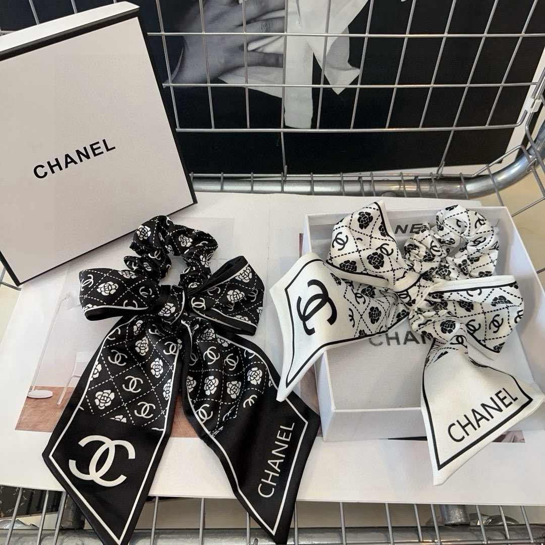 NO:301483,P with packaging box Chanel (Chanel)'s latest small fragrance hits the scene, super beautiful!  A very famous lady style, a must-have for a little fairy... Hairpins, hairpins, chanel, chanel, hairpins19860909P 配包装盒 Chanel (香奈儿)最新款小香爆款发圈,超级好看！名媛范儿十足,小仙女必备…发夹,发夹,chanel,chanel,hairpins,accessory