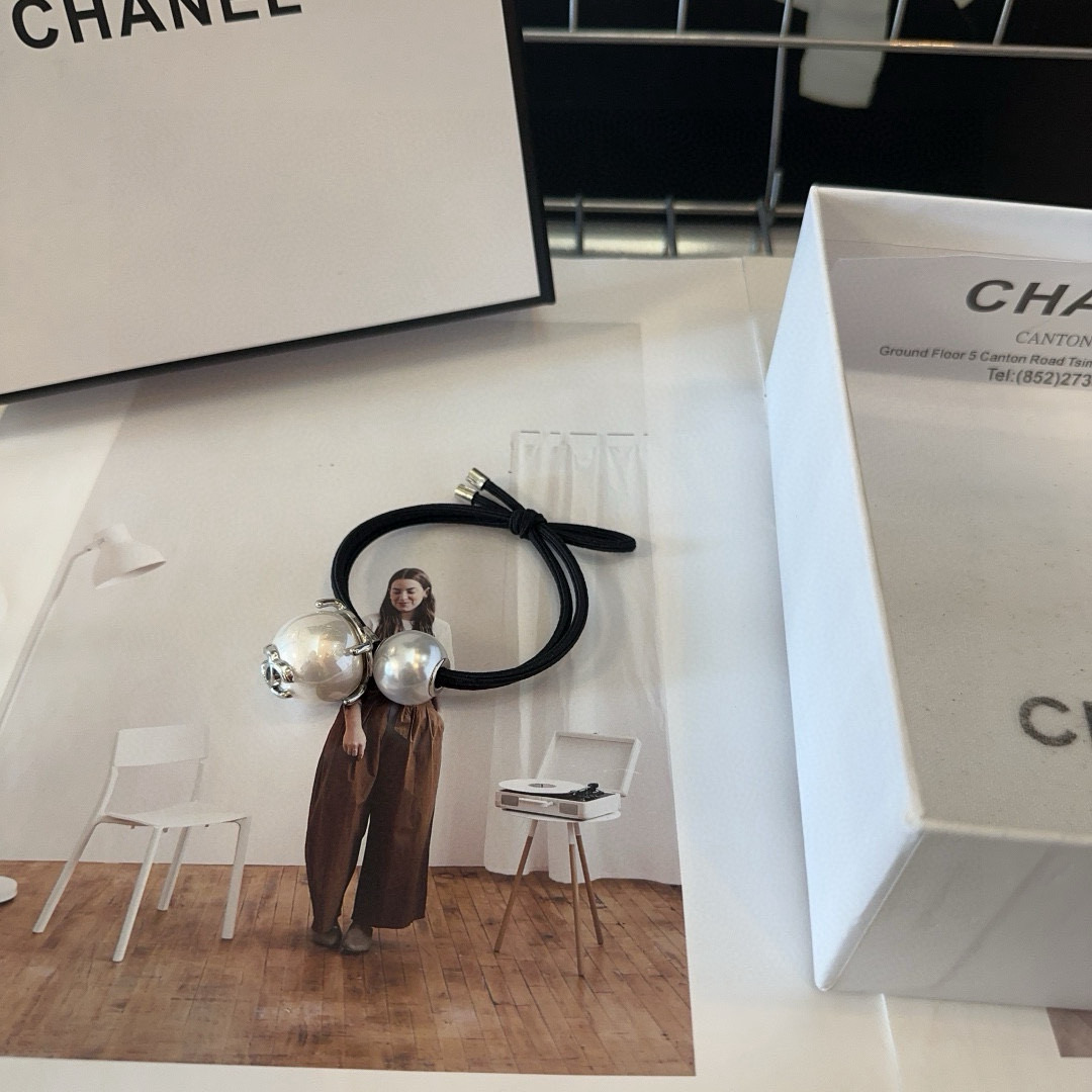 NO:301486,P with packaging box Chanel (Chanel) latest little fragrant pearl hair ring, simple and practical, fashionable and trendy!  A must-have for fairies…hairpins, hairpins, chanel, chanel, hairpins19860909P 配包装盒 Chanel (香奈儿)最新小香珍珠发圈 简单实用,时尚潮流！小仙女必备…发夹,发夹,chanel,chanel,hairpins,accessory