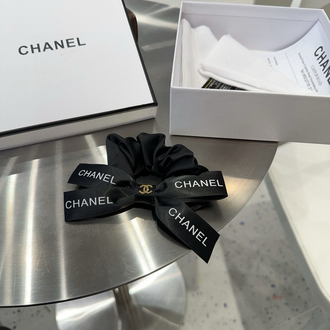 NO:301489,P with packaging box Chanel's latest small fragrance hair ring, super beautiful!  A very famous lady style, a must-have for a little fairy... Hairpins, hairpins, chanel, chanel, hairpins19860909P 配包装盒 Chanel (香奈儿)最新款小香发圈,超级好看！名媛范儿十足,小仙女必备…发夹,发夹,chanel,chanel,hairpins,accessory