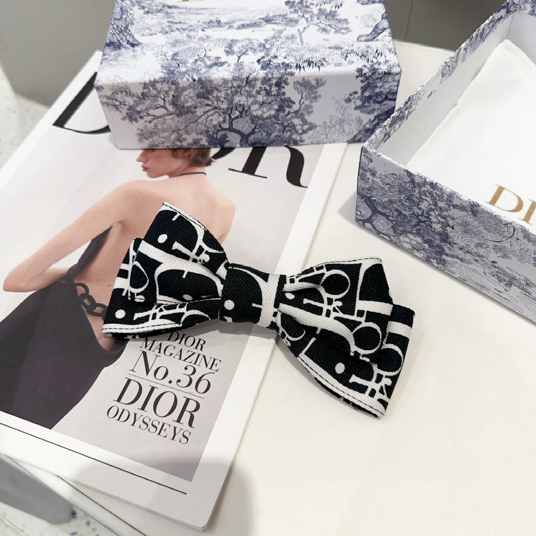 NO:301492,With packaging box Dior D's new spring top clip, super beautiful!  Full of celebrity style, fashionable and fashionable!  Little fairy must have hairpins, hairpins, dior, dior, dior, hairpins19860909配包装盒 Dior（迪奥）D家新款弹簧顶夹,超级好看！名媛范儿十足,时尚潮品！小仙女必备发夹,发夹,dior,dior,dior,hairpins,accessory