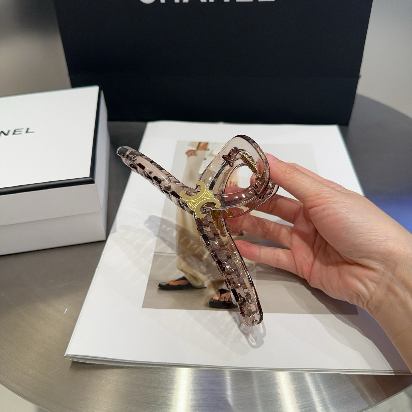 NO:301495,P with packaging box CELINE Arc de Triomphe new large grab clip, simple and atmospheric, fashionable and versatile!  Goddess essential items hairpins, hairpins, celine, celine, hairpins19860909P 配包装盒 CELINE（赛琳）凯旋门新款大抓夹,简单大气,时尚百搭！女神必备单品发夹,发夹,celine,celine,hairpins,accessory