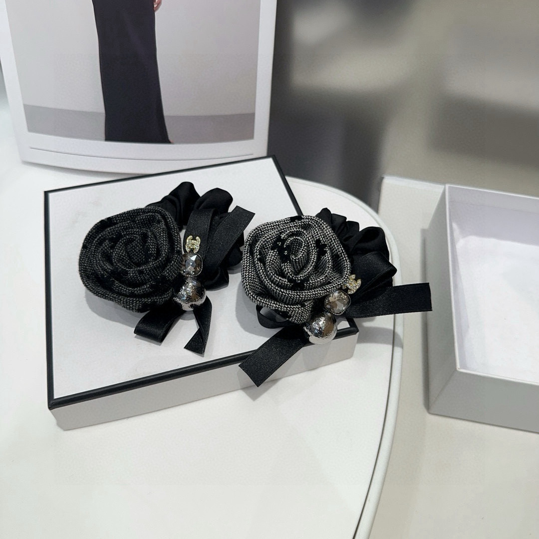 NO:301476,P with packaging box Chanel (Chanel)'s latest small fragrance hits the scene, super beautiful!  A very famous lady style, a must-have for a little fairy... Hairpins, hairpins, chanel, chanel, hairpins19860909P 配包装盒 Chanel (香奈儿)最新款小香爆款发圈,超级好看！名媛范儿十足,小仙女必备…发夹,发夹,chanel,chanel,hairpins,accessory