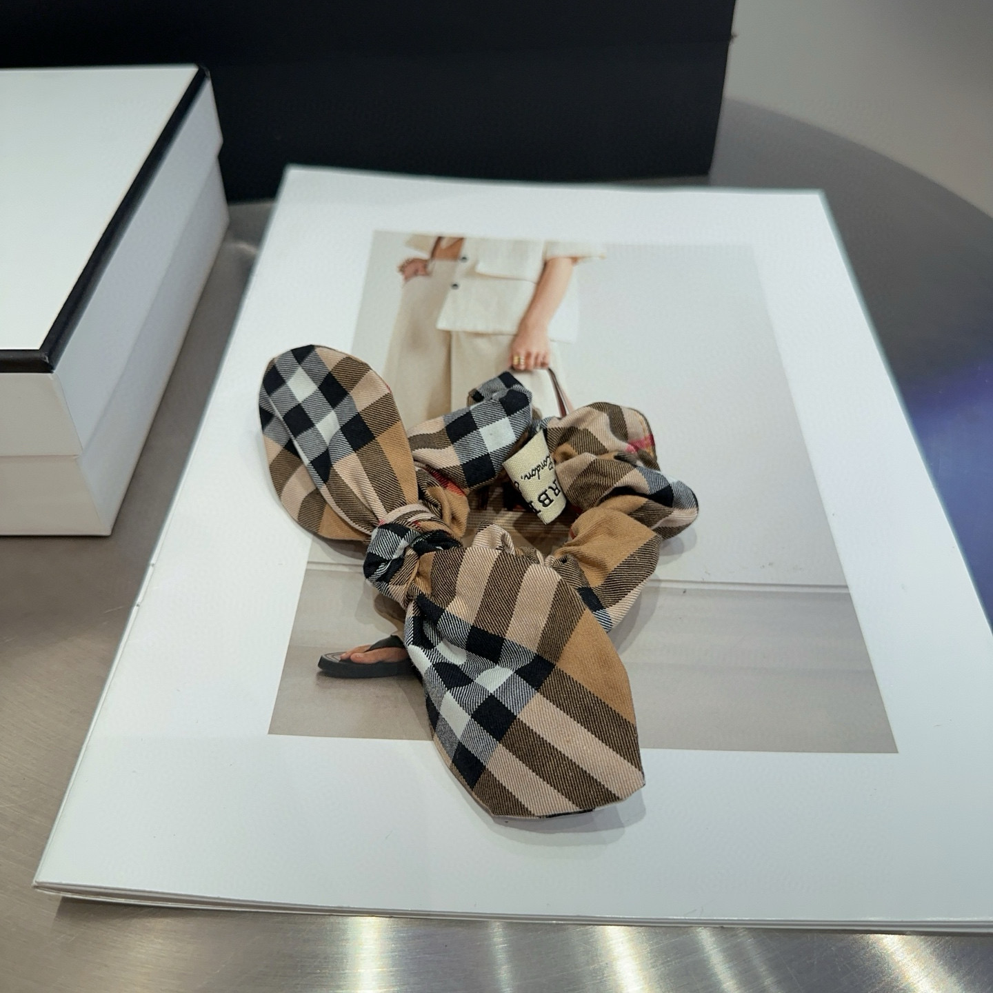 NO:301482,P packing box Burberry classic plaid hair ring, fashion trend, practical and versatile, never out of time hairpin, hairpin, burberry, burberry, hairpin19860909P 配包装盒 Burberry（巴宝莉）经典格子发圈,时尚潮流,实用百搭,永不过时发夹,发夹,burberry,burberry,hairpins,accessory