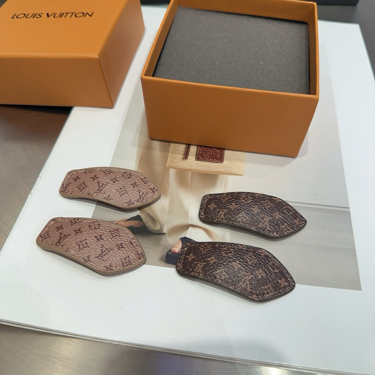 NO:301485,P with packaging box (one pair) Louis Vuitton's latest LV side clip bangs, the same style as the counter. Fashionable and trendy!  Little fairy must have…hairpins, hairpins, louis vuitton,louis vuitton,louis vuitton,louis vuitton,hairpins19860909P 配包装盒（一对） Louis Vuitton (路易威登)最新款LV边夹刘海夹,专柜同款.时尚潮流！小仙女必备…发夹,发夹,louis vuitton,louis vuitton,louis vuitton,hairpins,accessory