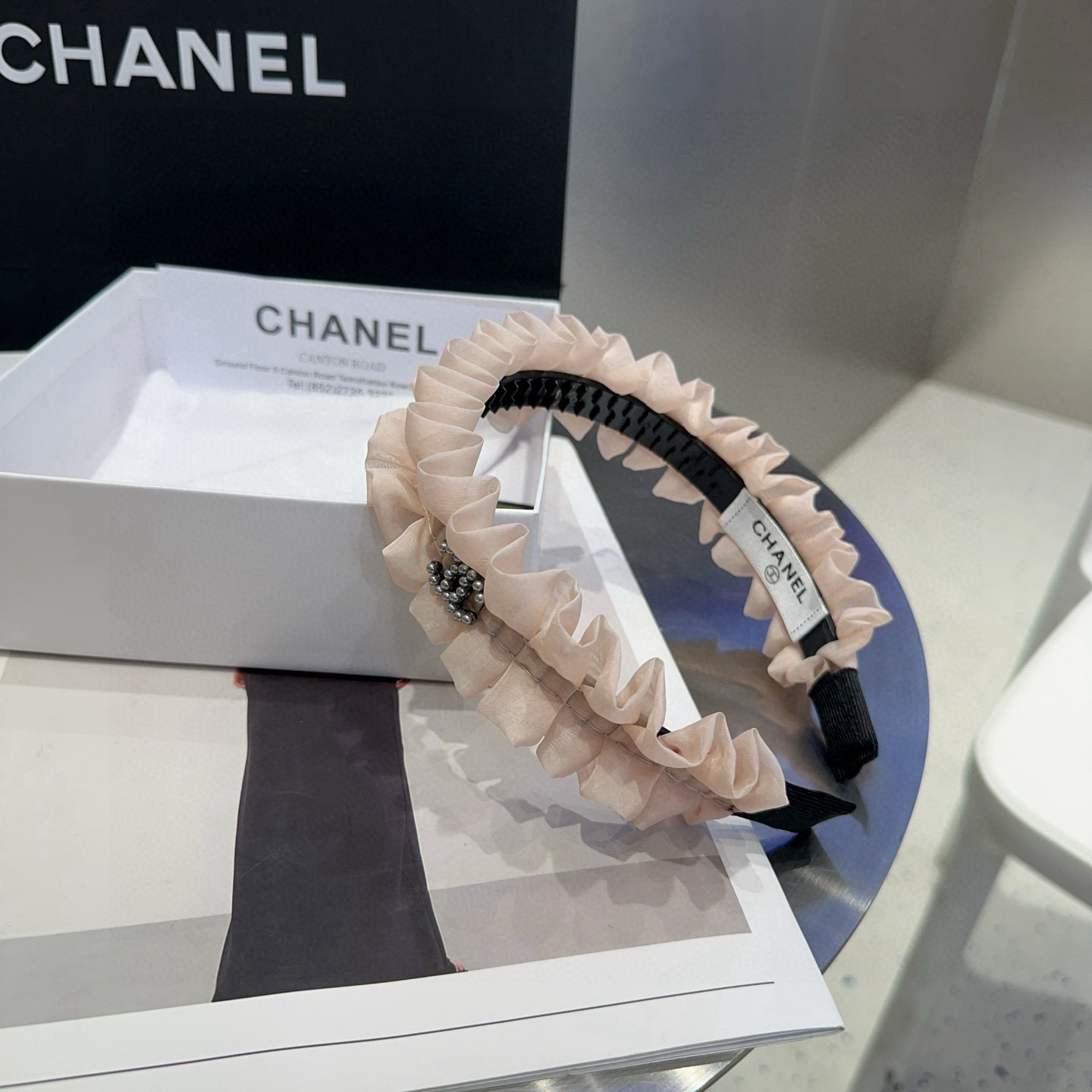 NO:301487,P with packaging box Chanel's latest small fragrant wood earrings headband, super beautiful!  A very famous lady style, a must-have for a little fairy... Hairpins, hairpins, chanel, chanel, hairpins19860909P 配包装盒 Chanel (香奈儿)最新款小香木耳边发箍,超级好看！名媛范儿十足,小仙女必备…发夹,发夹,chanel,chanel,hairpins,accessory