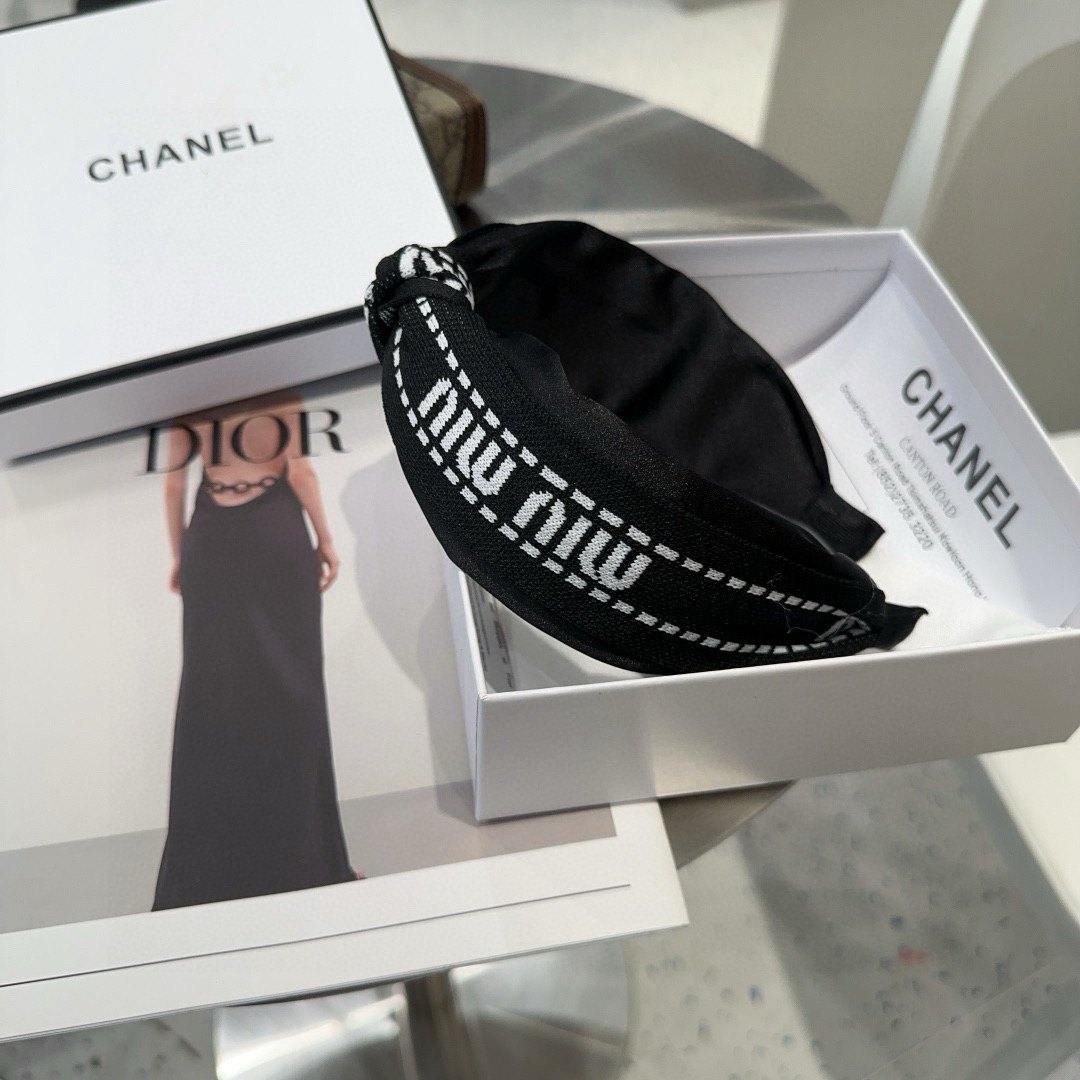 NO:301496,P with packaging box miumiu's new letter headband, fashionable and trendy, simple and elegant, practical and versatile, worth buying!  hairpins, hairpins, miumiu, hairpins19860909P 配包装盒 miumiu新款字母发箍,时尚潮流,简单优雅,实用百搭,值得入手！发夹,发夹,miumiu,hairpins,accessory