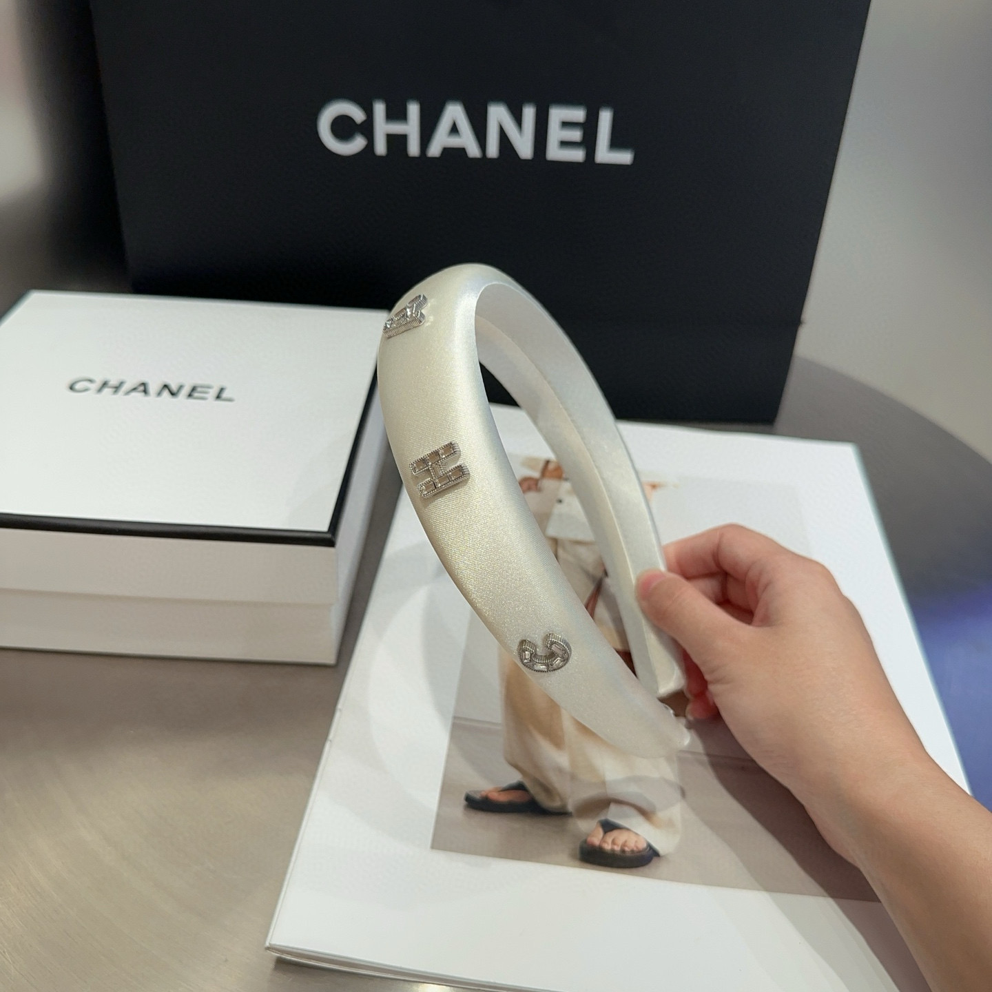 NO:301471,P with packaging box Chanel (Chanel) latest small fragrance hit headband, super beautiful!  A very famous lady style, a must-have for a little fairy... Hairpins, hairpins, chanel, chanel, hairpins19860909P 配包装盒 Chanel (香奈儿)最新款小香爆款发箍,超级好看！名媛范儿十足,小仙女必备…发夹,发夹,chanel,chanel,hairpins,accessory