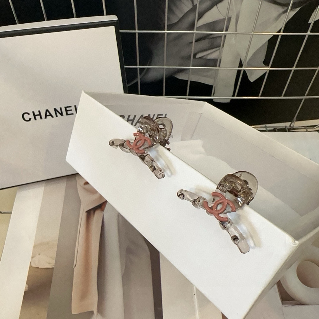 P 70 🎁配包装盒（一对）
Chanel (香奈儿)最新款小香小边夹刘海夹，时尚潮流，小仙女必备…