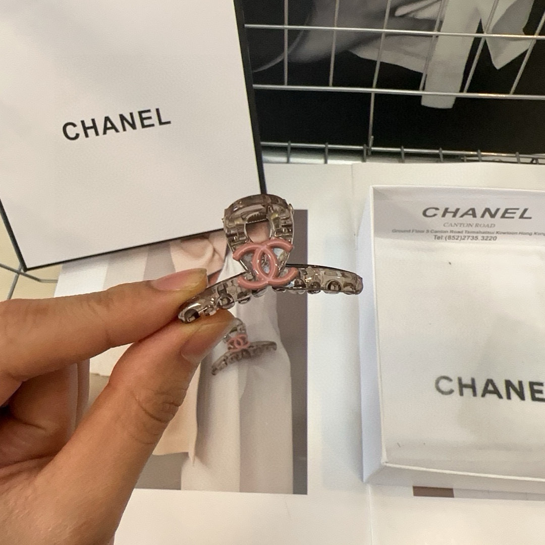 P 70 🎁配包装盒（一对）
Chanel (香奈儿)最新款小香小边夹刘海夹，时尚潮流，小仙女必备…
