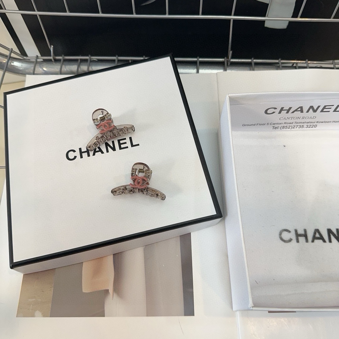 P 70 🎁配包装盒（一对）
Chanel (香奈儿)最新款小香小边夹刘海夹，时尚潮流，小仙女必备…