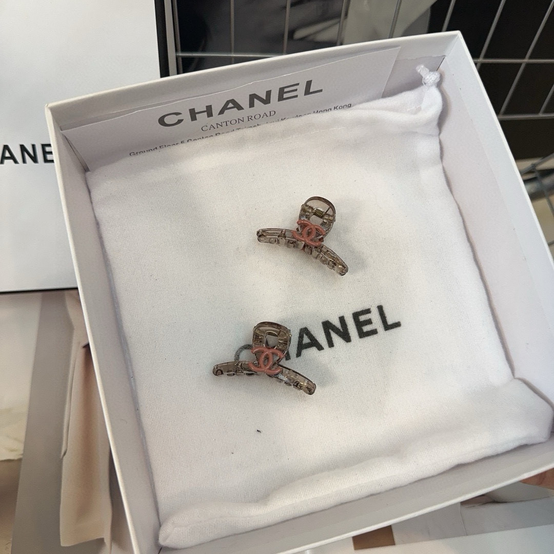 P 70 🎁配包装盒（一对）
Chanel (香奈儿)最新款小香小边夹刘海夹，时尚潮流，小仙女必备…