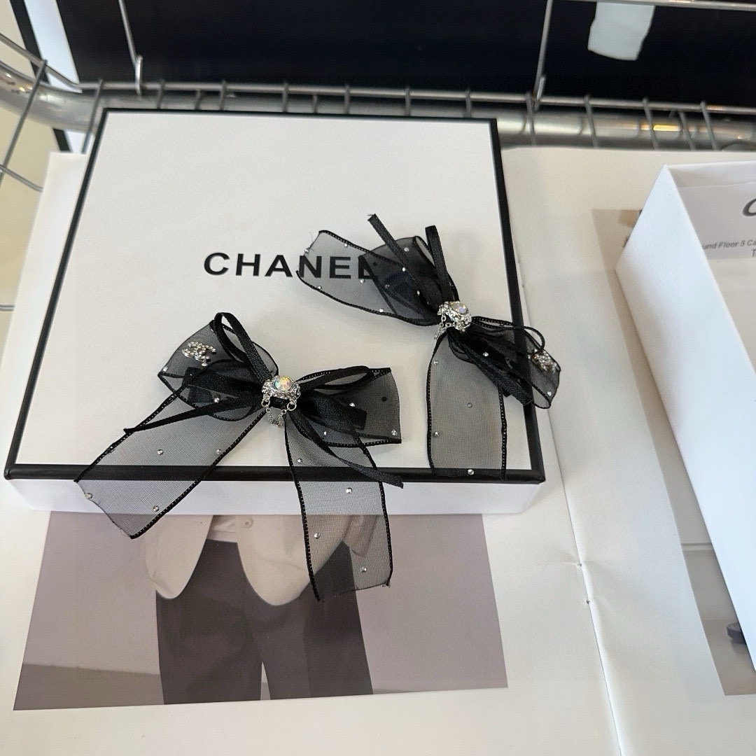 P 70🎁配包装盒（一对）
Chanel (香奈儿)最新小香发边夹，简单实用，时尚潮流！小仙女必备…