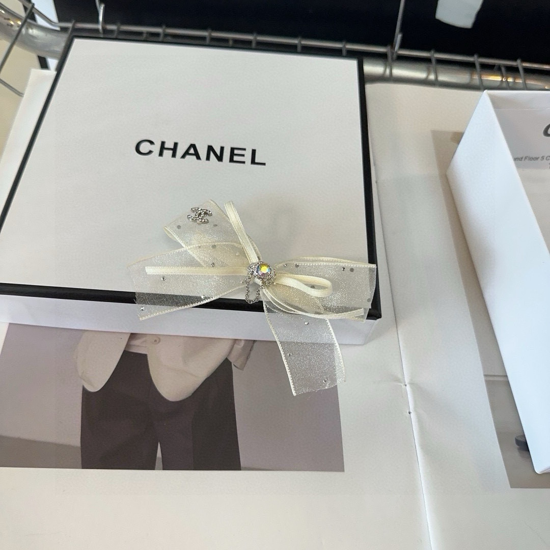 P 70🎁配包装盒（一对）
Chanel (香奈儿)最新小香发边夹，简单实用，时尚潮流！小仙女必备…