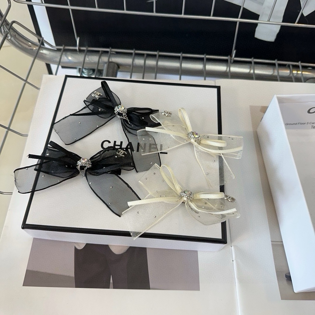 P 70🎁配包装盒（一对）
Chanel (香奈儿)最新小香发边夹，简单实用，时尚潮流！小仙女必备…