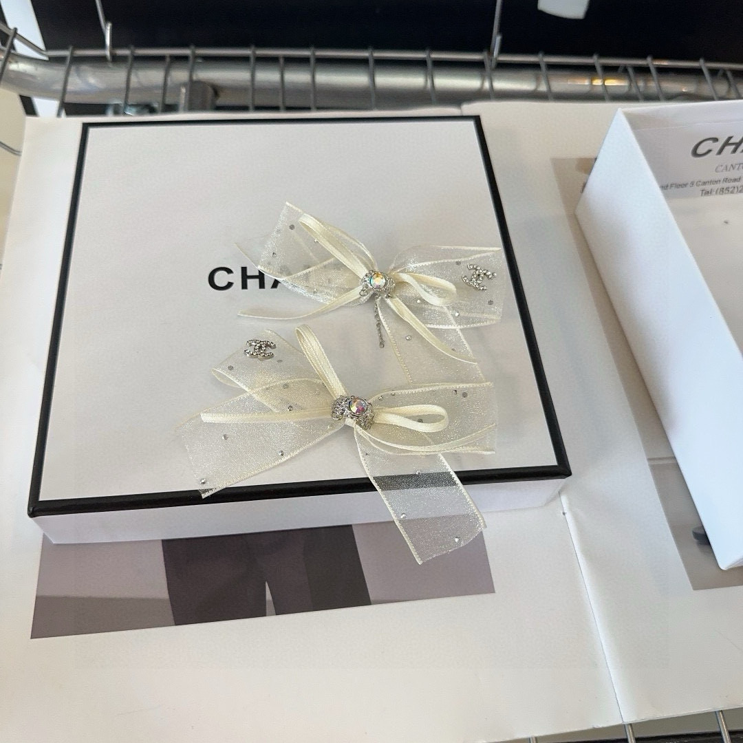 P 70🎁配包装盒（一对）
Chanel (香奈儿)最新小香发边夹，简单实用，时尚潮流！小仙女必备…
