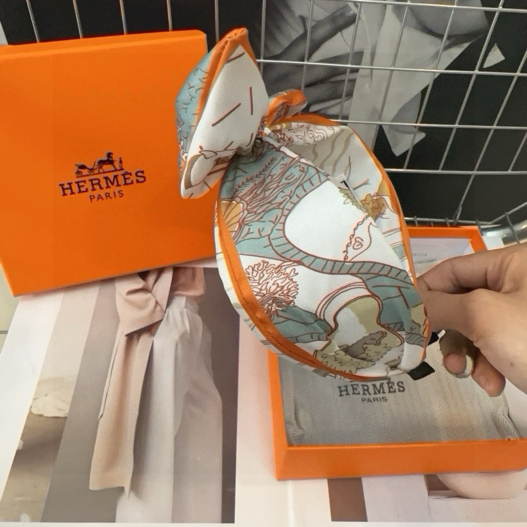 P 70🎁配包装盒 
HERMES（爱马仕）2024新款H发箍，夏日小清新！时尚潮流，女神必备单品