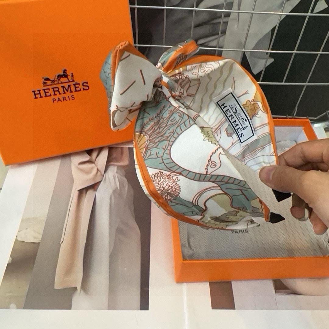 P 70🎁配包装盒 
HERMES（爱马仕）2024新款H发箍，夏日小清新！时尚潮流，女神必备单品