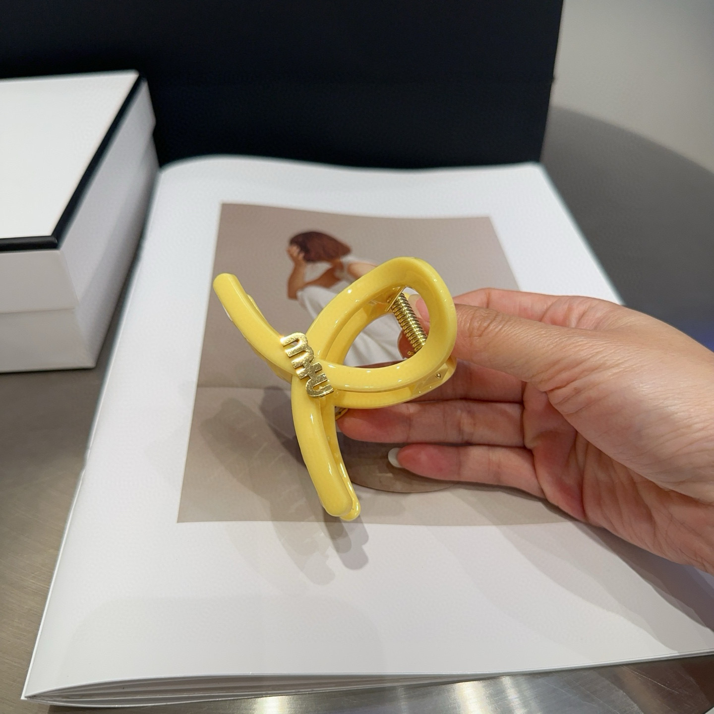 NO:301571,P packing box Miumiu new letter clip, summer fresh series, simple and elegant, practical and versatile, full of celebrity style!  A must-have hairpins for fairies, hairpins, miumiu, hairpins19860909P 配包装盒 miumiu新款字母抓夹,夏日小清新系列,简单优雅,实用百搭,名媛范儿十足！小仙女必备发夹,发夹,miumiu,hairpins,accessory