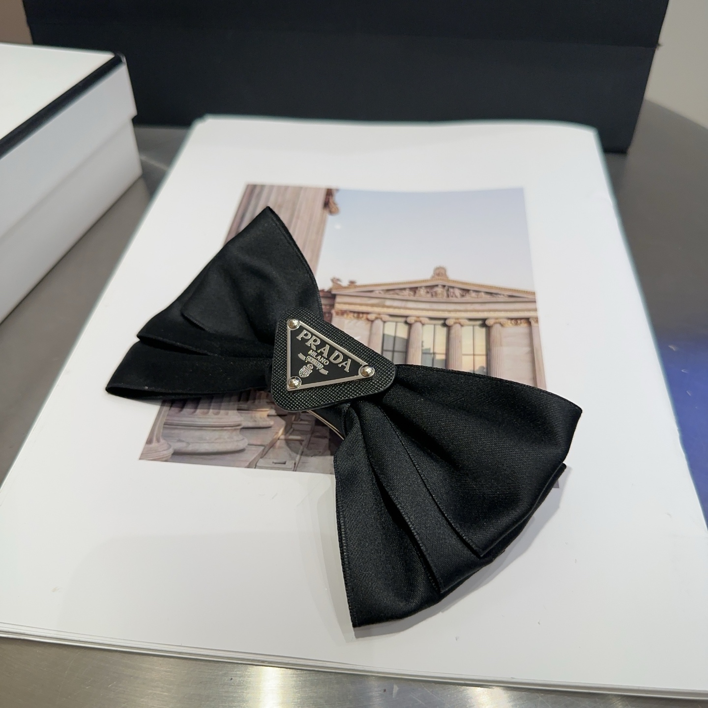 NO:301580,P with packaging box PRADA (Prada) spring top clip, the elegant lady is worth buying!  Very easy to match hairpins, hairpins, prada, prada, hairpins19860909P 配包装盒 PRADA（普拉达）弹簧顶夹,优雅的小姐姐值得入手！非常好搭配 发夹,发夹,prada,prada,hairpins,accessory