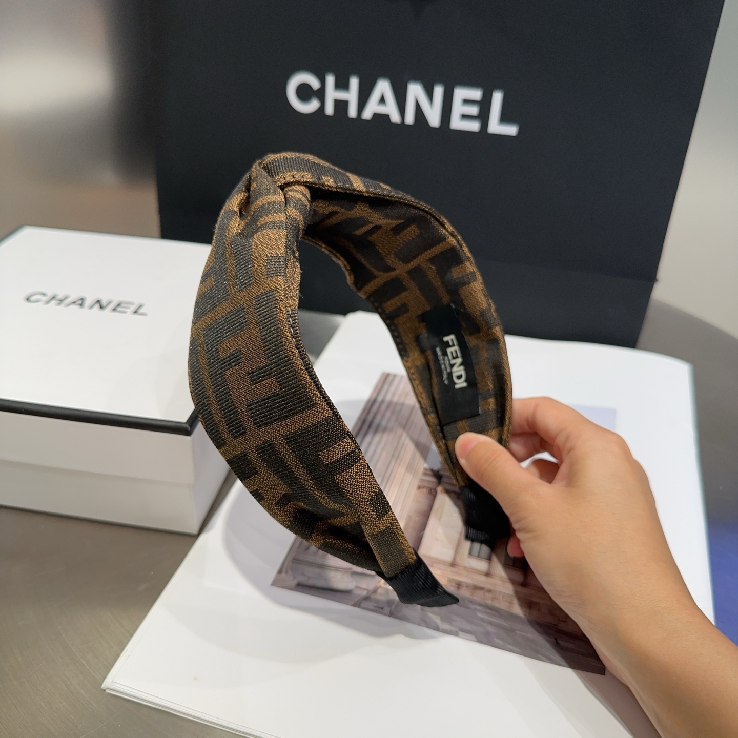 NO:301583,P with packaging box FENDI's new F headband, retro temperament and beauty, simple and versatile!  The young lady closed her eyes and went into...hairpins, hairpins, fendi, fendi, hairpins19860909P 配包装盒 FENDI（芬迪）新款F发箍,复古气质美,简约百搭！小姐姐闭眼入…发夹,发夹,fendi,fendi,hairpins,accessory