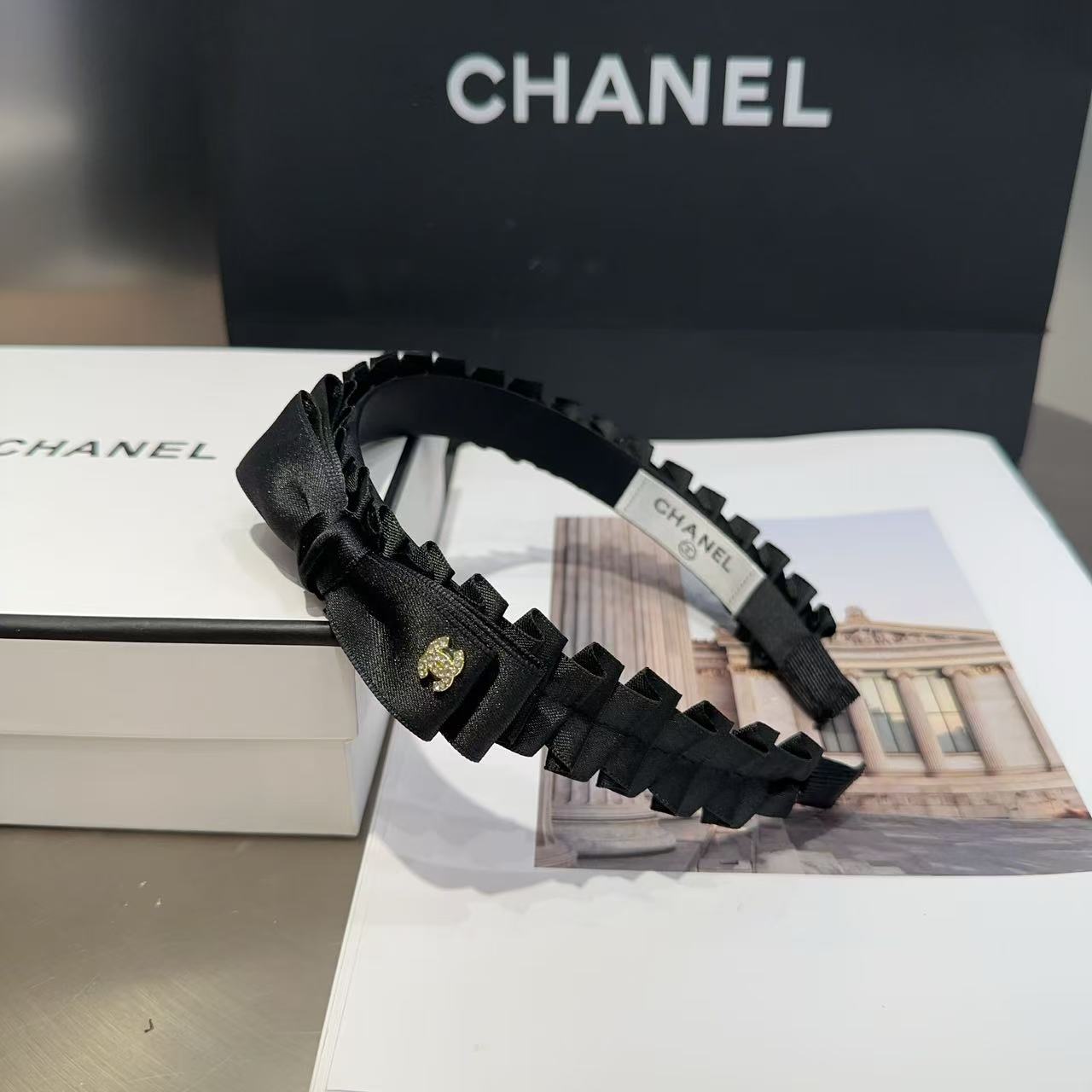 NO:301586,P with packaging box Chanel's latest small fragrant headband, super beautiful!  A very famous lady style, a must-have for a little fairy... Hairpins, hairpins, chanel, chanel, hairpins19860909P 配包装盒 Chanel (香奈儿)最新款小香发箍,超级好看！名媛范儿十足,小仙女必备…发夹,发夹,chanel,chanel,hairpins,accessory