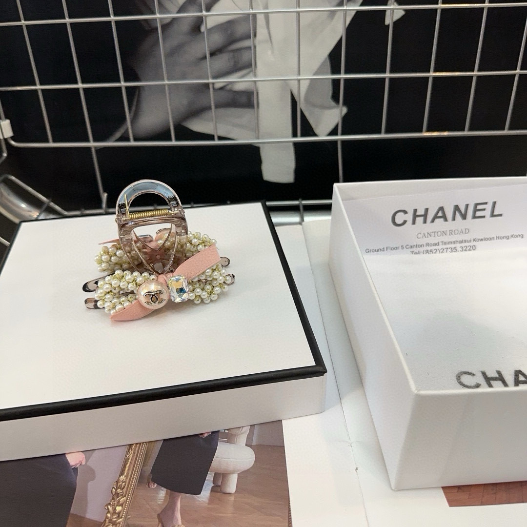 NO:301599,P with packaging box (single) Chanel (Chanel) latest hot little pearl clip, a beautiful one!  A must-have for fairies…hairpins, hairpins, chanel, chanel, hairpins19860909P 配包装盒（单个） Chanel (香奈儿)最新小香爆款小珍珠抓夹,绝美的一款！小仙女必备…发夹,发夹,chanel,chanel,hairpins,accessory