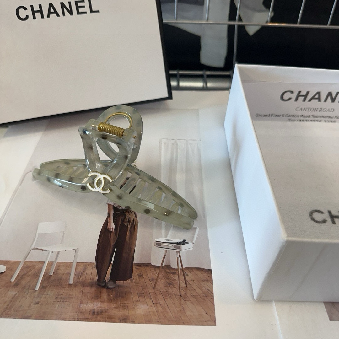 NO:301601,P with packaging box Chanel's latest small fragrance clip, simple and practical, fashionable and trendy!  The essential items of young ladies, hairpins, chanel, chanel, hairpins19860909P 配包装盒 Chanel (香奈儿)最新小香抓夹,简单实用,时尚潮流！小姐姐必备单品发夹,发夹,chanel,chanel,hairpins,accessory