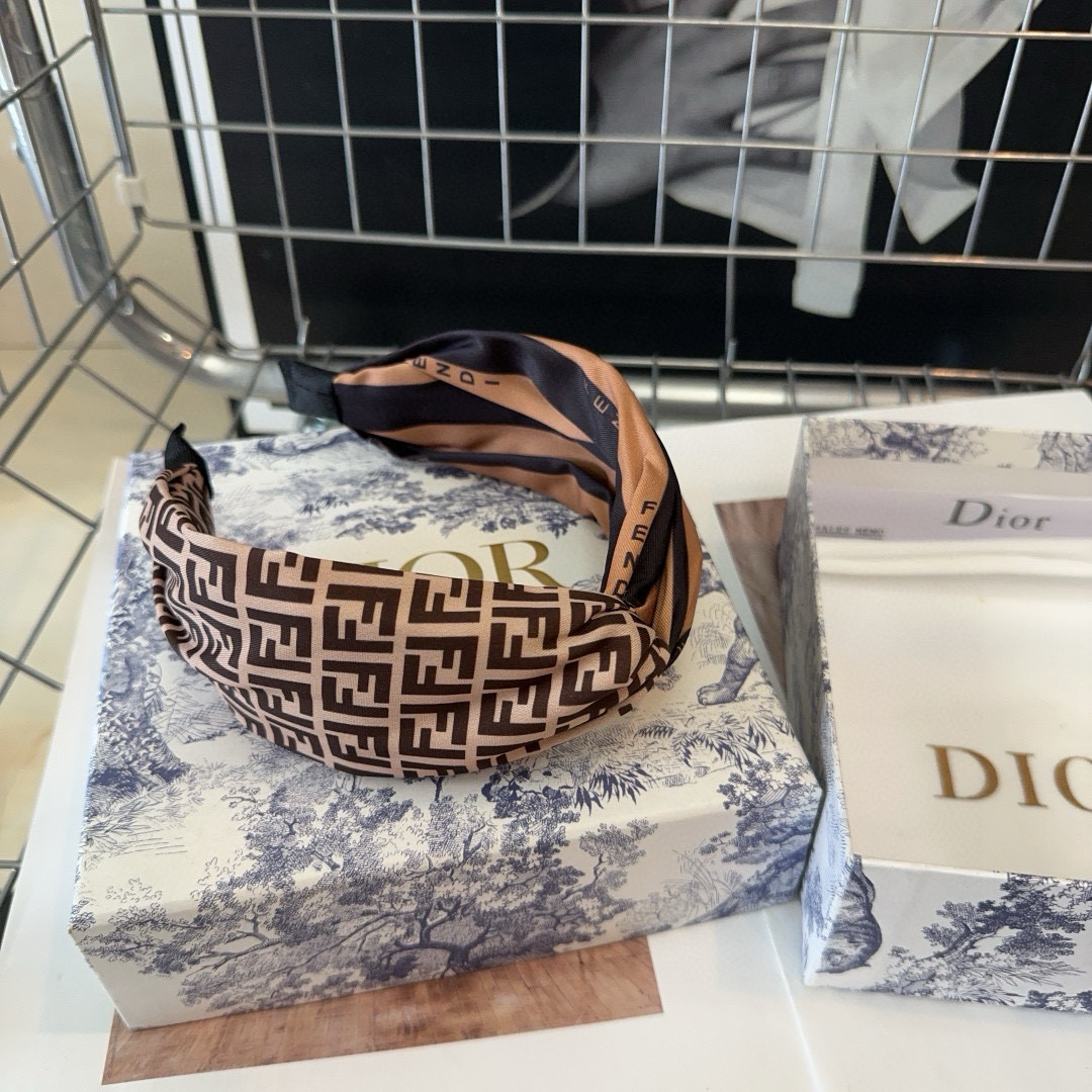 NO:301605,P with packaging box FENDI's new F headband, retro temperament and beauty, simple and versatile!  The young lady closed her eyes and went into...hairpins, hairpins, fendi, fendi, hairpins19860909P 配包装盒 FENDI（芬迪）新款F发箍,复古气质美,简约百搭！小姐姐闭眼入…发夹,发夹,fendi,fendi,hairpins,accessory