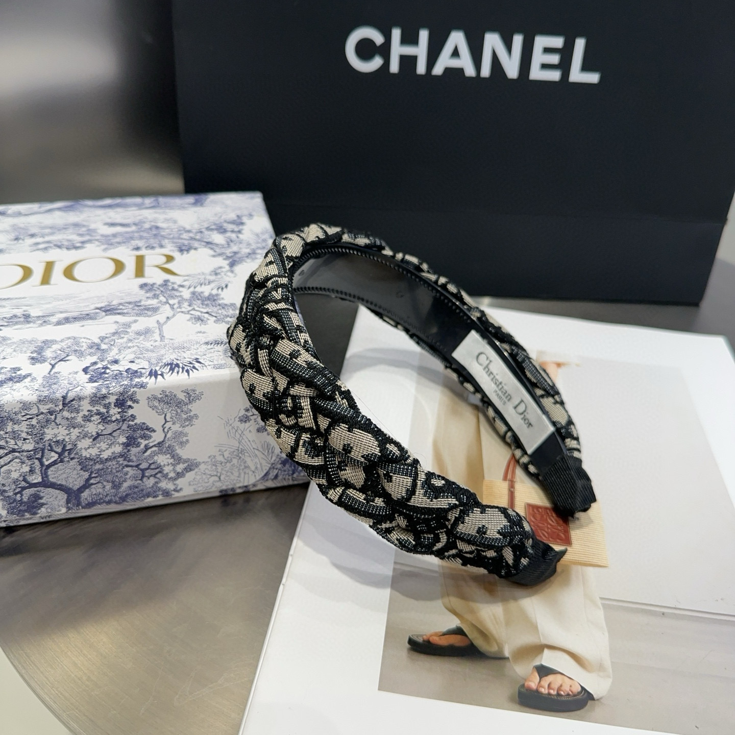 NO:301609,P with packaging box Dior's new CD letter headband, simple and practical, fashionable and trendy.  Very good looking!  A must-have for fairies...hairpins, hairpins, dior, dior, hairpins19860909P 配包装盒 Dior（迪奥）新款CD字母发箍,简单实用 时尚潮流．非常好看！小仙女必备…发夹,发夹,dior,dior,hairpins,accessory