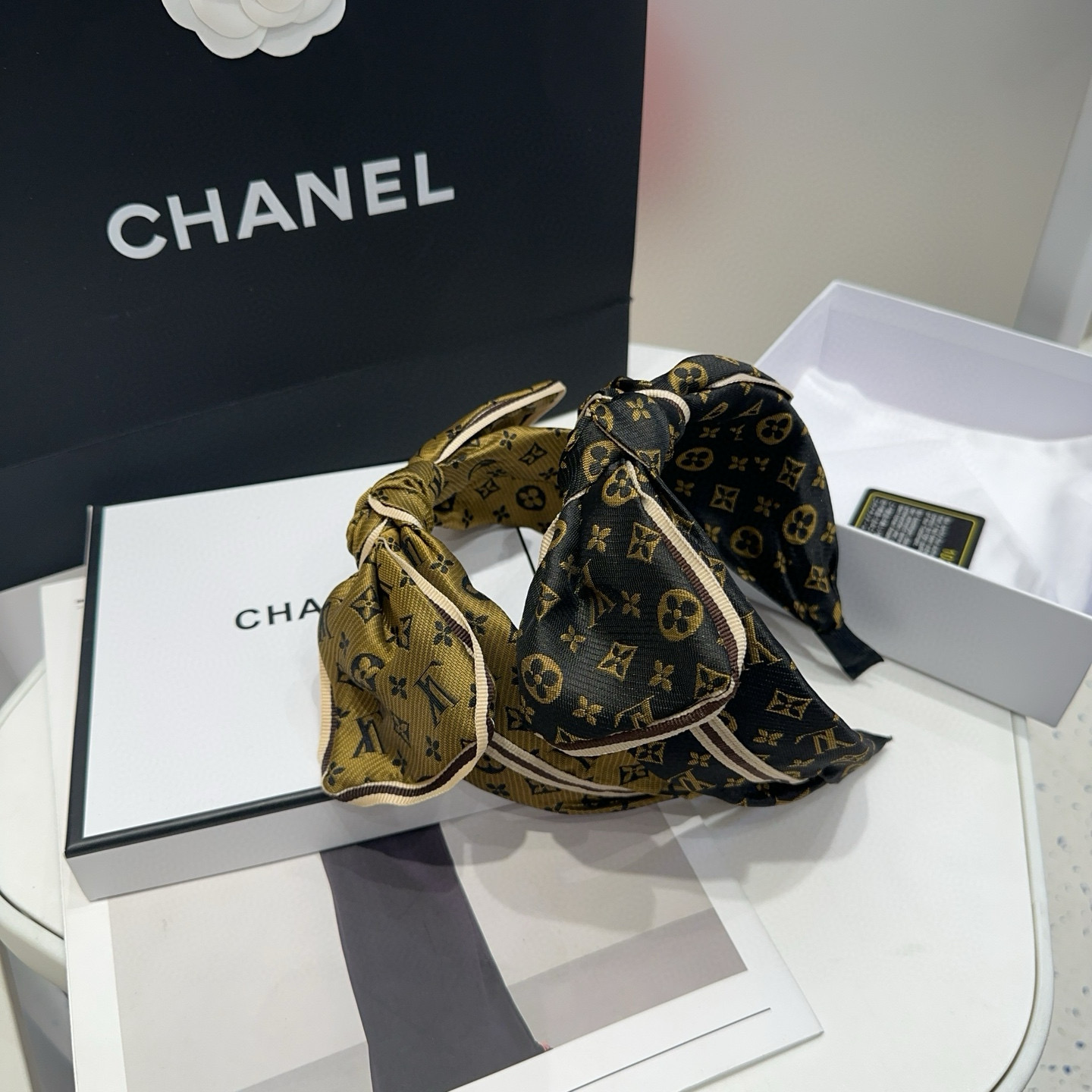 NO:301611,P packing box Louis Vuitton (Louis Vuitton) donkey new hairband, classic LV logo, simple and atmospheric, especially eye-catching, super hot small items, must-have hairpins for trendy people, hairpins, louis vuitton, louis vuitton, louis vuitton, louis vuitton, louis vuitton, louis vuitton, louis vuitton, louis vuitton, louis vuitton, louis vuitton, hairpins19860909P 配包装盒 Louis Vuitton (路易威登)驴家新品发箍,经典LV标志,简单大气,特别吸睛,超火爆小单品,潮人必备发夹,发夹,louis vuitton,louis vuitton,louis vuitton,louis vuitton,louis vuitton,hairpins,accessory