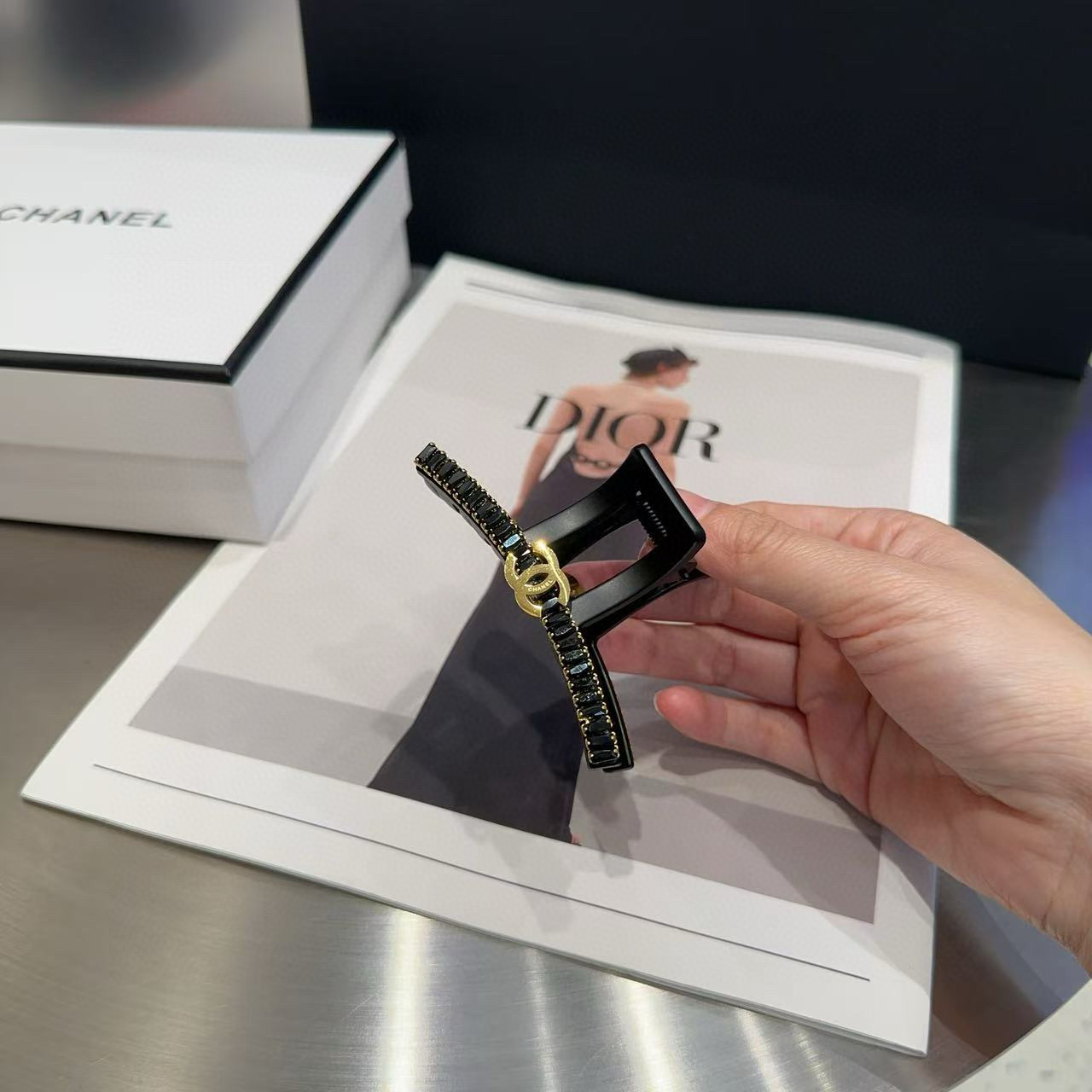 NO:301600,P with packaging box Chanel (Chanel) new small fragrance clip shiny little diamonds, so beautiful!  Goddess must enter hairpins, hairpins, chanel, chanel, hairpins19860909P 配包装盒 Chanel (香奈儿)新款小香抓夹闪亮的小钻石,实在太美了！女神必入哦发夹,发夹,chanel,chanel,hairpins,accessory