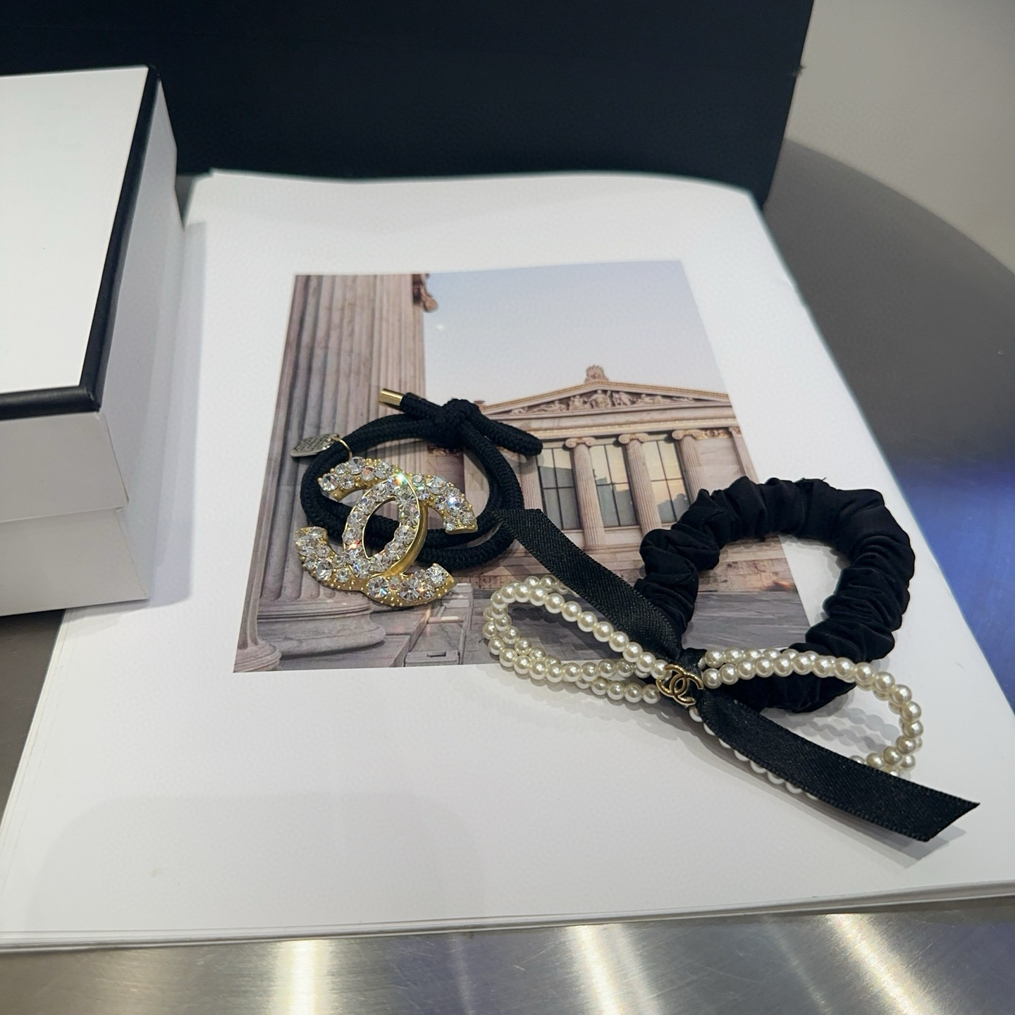 NO:301608,P with packaging box Chanel's latest small fragrance hair ring, super beautiful!  A very famous lady style, a must-have for a little fairy... Hairpins, hairpins, chanel, chanel, hairpins19860909P 配包装盒 Chanel (香奈儿)最新款小香发圈,超级好看！名媛范儿十足,小仙女必备…发夹,发夹,chanel,chanel,hairpins,accessory