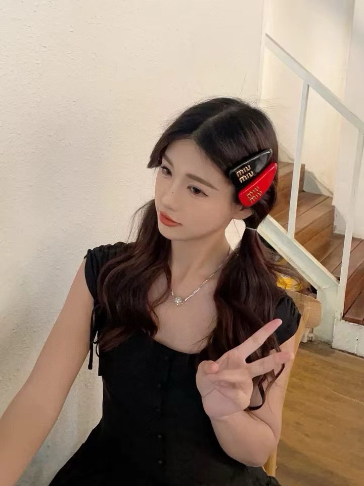NO:301610,P with packaging box (single) miumiu letter hair clip bang clip, same style as Li Xiang's daughter Wang Shiling. Simple and elegant, practical and versatile, worth buying!  hairpins, hairpins, miumiu, hairpins19860909P 配包装盒（单个） miumiu字母发夹刘海夹,李湘女儿王诗龄同款.简单优雅,实用百搭,值得入手！发夹,发夹,miumiu,hairpins,accessory