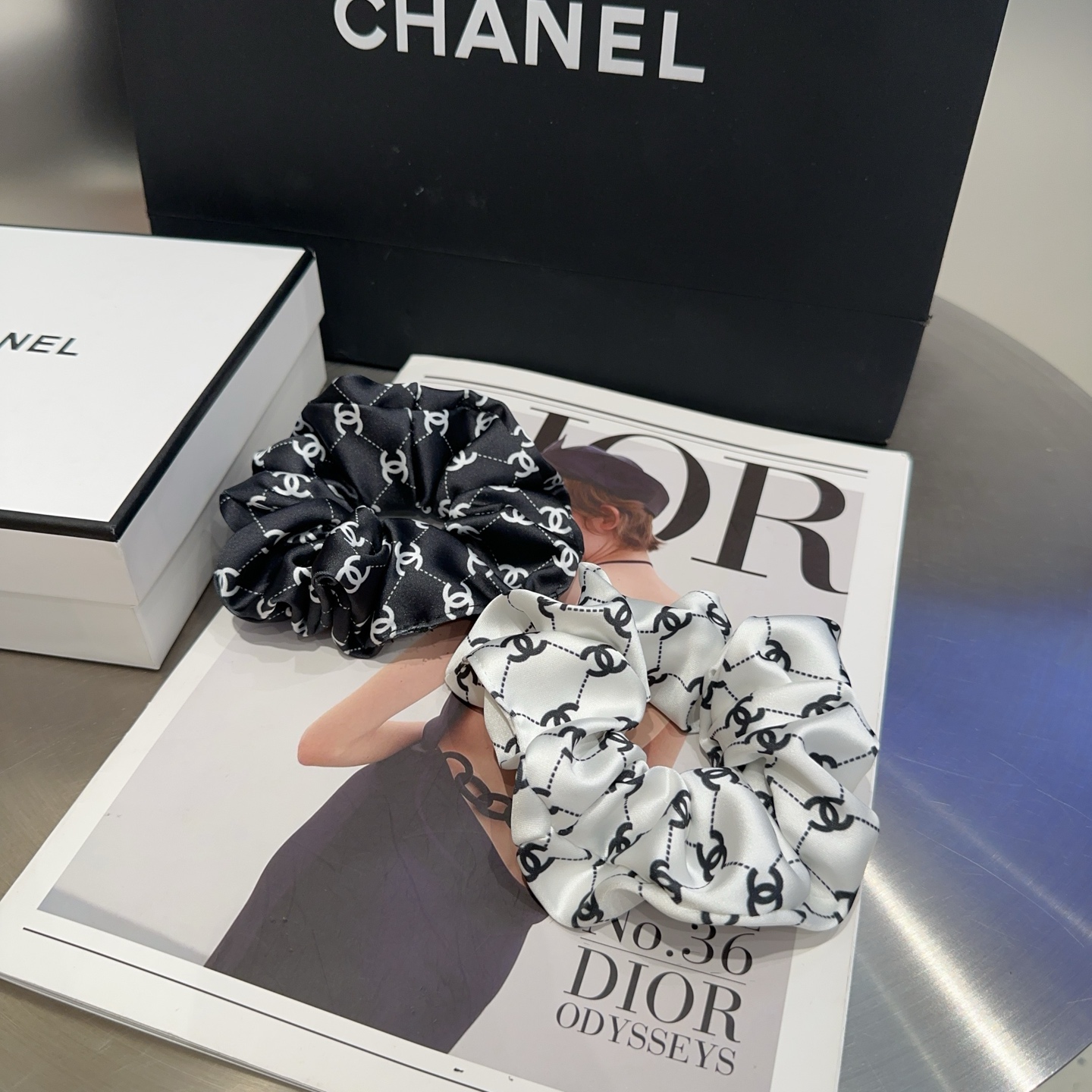 NO:301612,P with packaging box Chanel (Chanel)'s latest small fragrance hits the scene, super beautiful!  A very famous lady style, a must-have for a little fairy... Hairpins, hairpins, chanel, chanel, hairpins19860909P 配包装盒 Chanel (香奈儿)最新款小香爆款发圈,超级好看！名媛范儿十足,小仙女必备…发夹,发夹,chanel,chanel,hairpins,accessory