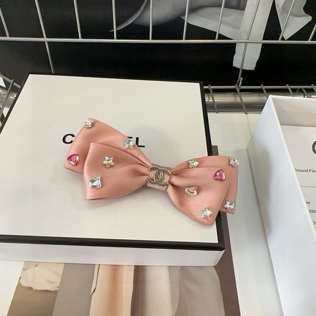 NO:301628,P with packaging box Chanel (Chanel) latest small-flavor hot duckbill clip, super beautiful!  A very famous lady style, a must-have for a little fairy... Hairpins, hairpins, chanel, chanel, hairpins19860909P 配包装盒 Chanel (香奈儿)最新款小香爆款鸭嘴夹,超级好看！名媛范儿十足,小仙女必备…发夹,发夹,chanel,chanel,hairpins,accessory