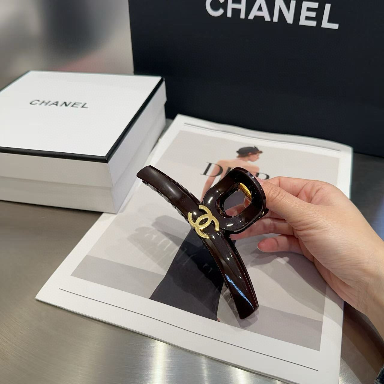 NO:301637,P with packaging box Chanel (Chanel) latest small-scented clip, simple and practical, full of celebrity style!  A must-have for fairies…hairpins, hairpins, chanel, chanel, hairpins19860909P 配包装盒 Chanel (香奈儿)最新款小香爆款抓夹,简单实用,名媛范儿十足！小仙女必备…发夹,发夹,chanel,chanel,hairpins,accessory