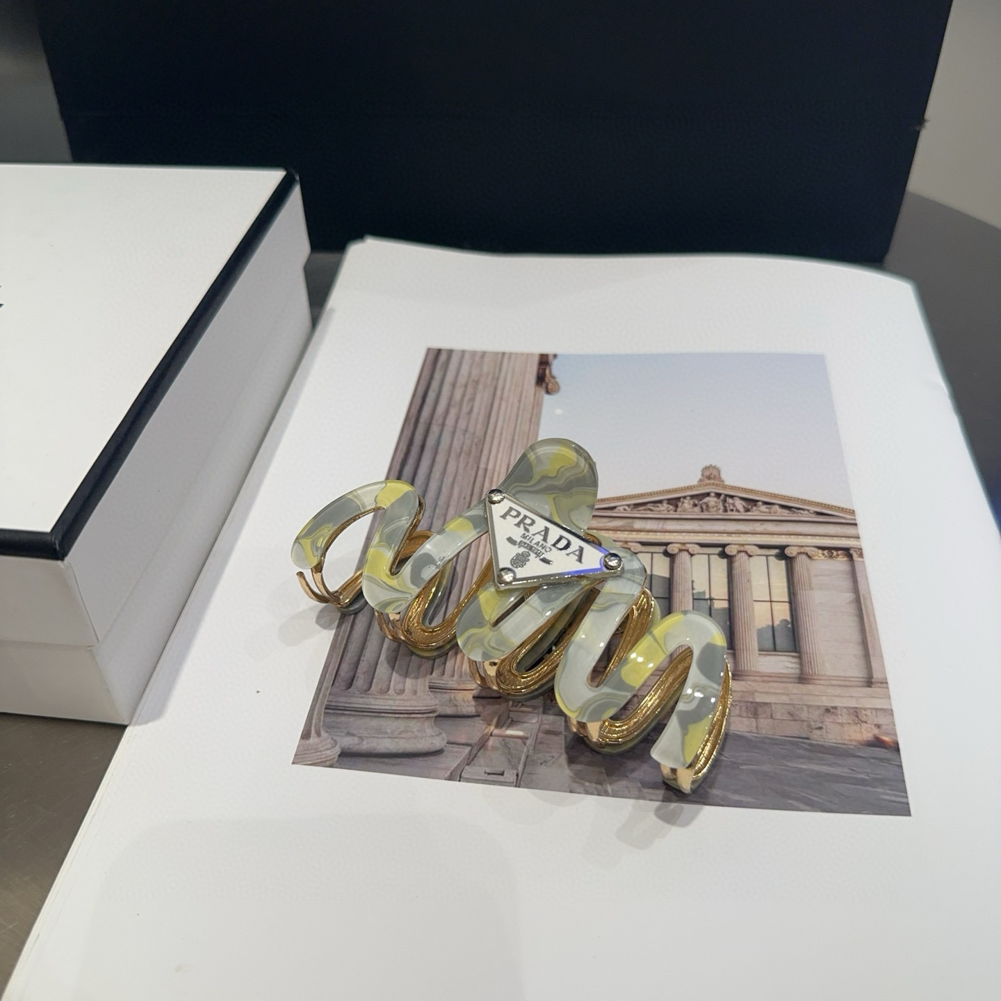 NO:301640,P with packaging box PRADA's latest grabber, simple and practical, fashionable and versatile!  A must-have hairpins, hairpins, prada, prada, hairpins19860909P 配包装盒 PRADA（普拉达）最新款抓夹,简单实用,时尚百搭！小姐姐必备发夹,发夹,prada,prada,hairpins,accessory