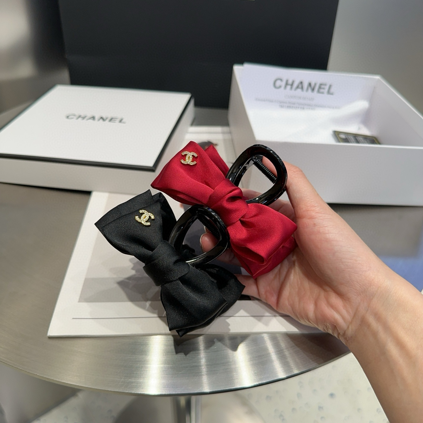 NO:301646,P packing box Chanel (Chanel) latest small-flavored clip, full of celebrity style, a must-have for little fairies... Hairpins, hairpins, chanel, chanel, hairpins19860909P 配包装盒 Chanel (香奈儿)最新款小香爆款抓夹,名媛范儿十足,小仙女必备…发夹,发夹,chanel,chanel,hairpins,accessory