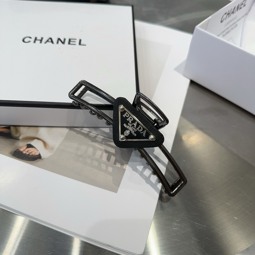 NO:301623,P with packaging box PRADA's latest grabber, simple and practical, fashionable and versatile!  A must-have hairpins, hairpins, prada, prada, hairpins19860909P 配包装盒 PRADA（普拉达）最新款抓夹,简单实用,时尚百搭！小姐姐必备发夹,发夹,prada,prada,hairpins,accessory