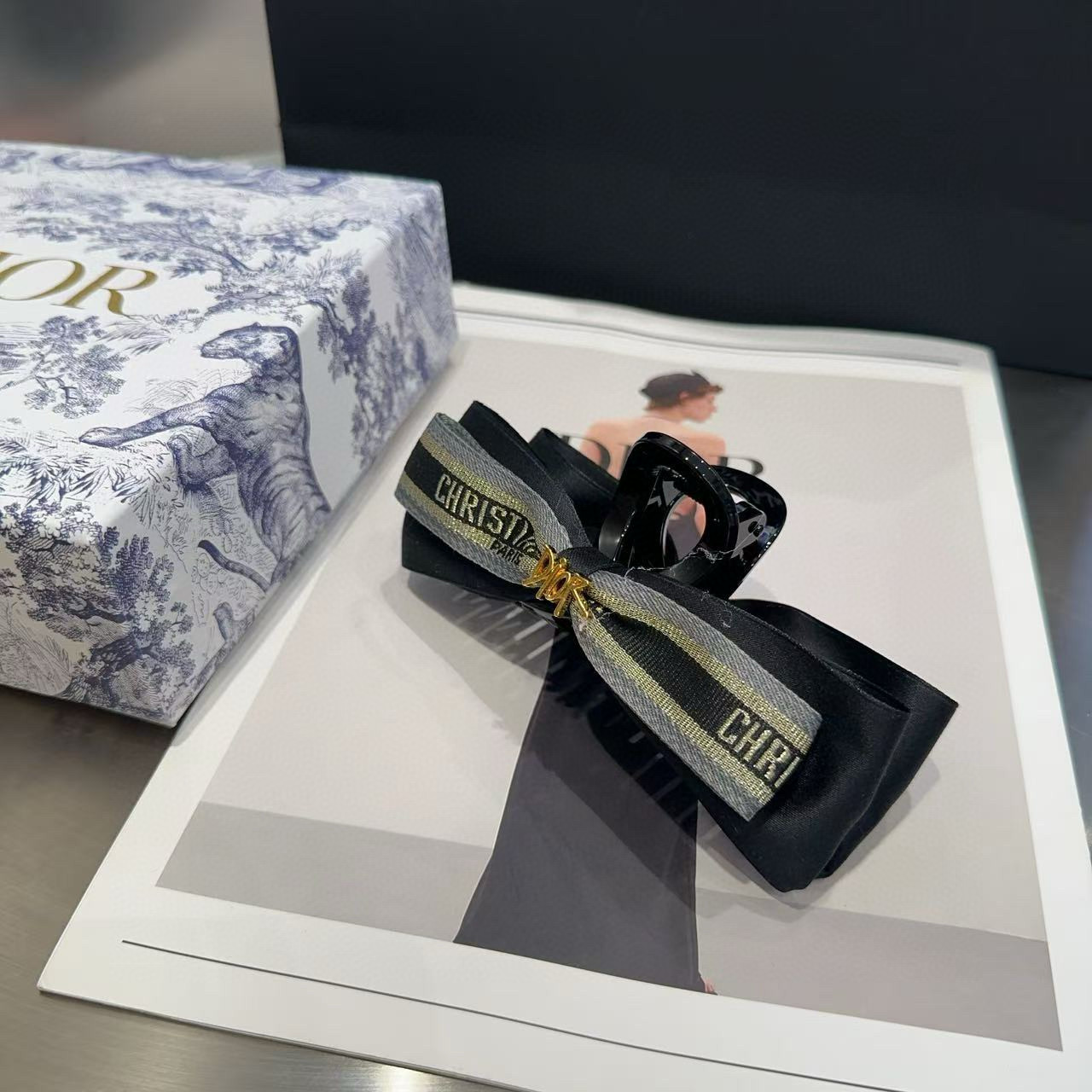 NO:301626,With packaging box Dior's new D-home letter clip, fashionable and versatile!  Simple and practical, essential hairpins for young ladies, hairpins, dior, dior, dior, hairpins19860909配包装盒 Dior（迪奥）新款D家字母抓夹,时尚又百搭！简单实用 小姐姐必备发夹,发夹,dior,dior,dior,hairpins,accessory